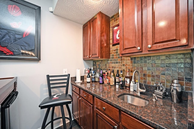 4154 Fieldsedge Dr, Mason, OH 45040 - indoor wet bar with decorative backsplash