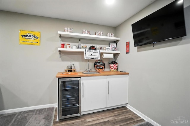 2821 Pine Leaf Ct, Hamilton, OH 45013 - indoor wet bar with wine cooler and dark wood-style flooring