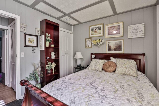 1851 Parker Rd, Goshen Twp, OH 45150 - bedroom featuring a decorative wall and a closet
