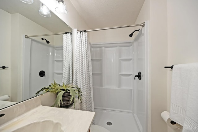 3016 Stratford Ct Unit 115, Cincinnati, OH 45140 - bathroom with vanity and a shower with curtain