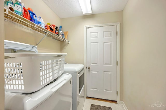 3435 Kleeman Lake Ct, Cincinnati, OH 45211 - laundry area featuring washing machine and dryer and baseboards