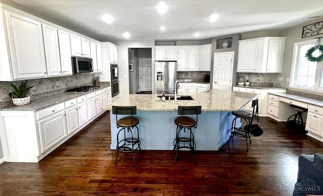 4048 Frye Park Cir, Mason, OH 45040 - kitchen featuring stainless steel appliances, a breakfast bar area, white cabinets, backsplash, and recessed lighting