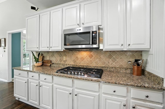 4048 Frye Park Cir, Mason, OH 45040 - kitchen with stainless steel appliances, tasteful backsplash, white cabinets, and dark wood-style flooring
