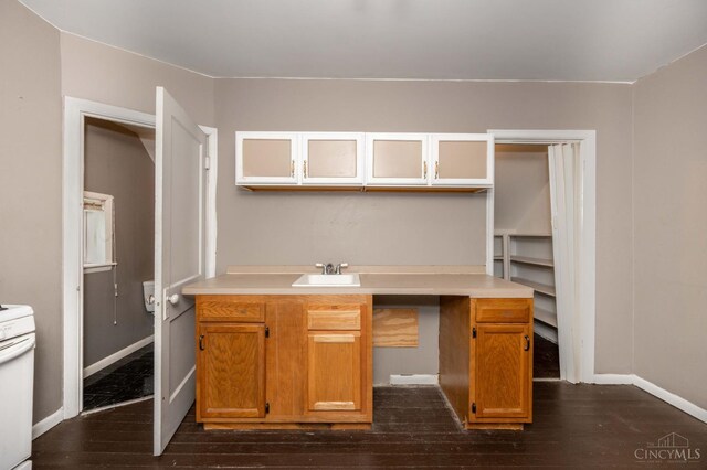5653 Prosser Ave, Elmwood Place, OH 45216 - bar area featuring dark wood-type flooring and white electric range oven
