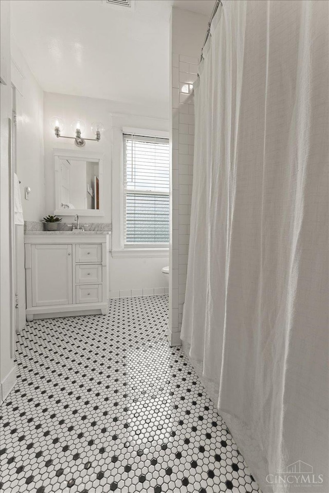 3131 Troy Ave, Cincinnati, OH 45213 - bathroom featuring vanity and curtained shower