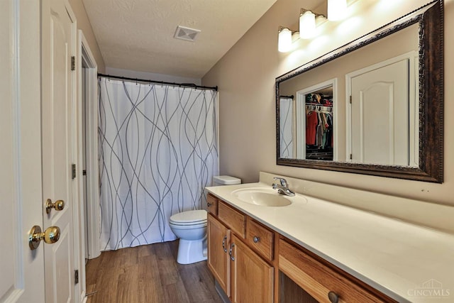 4282 Hickory Park Ln, Batavia Twp, OH 45103 - full bath featuring wood finished floors, vanity, a shower with curtain, a spacious closet, and a textured ceiling