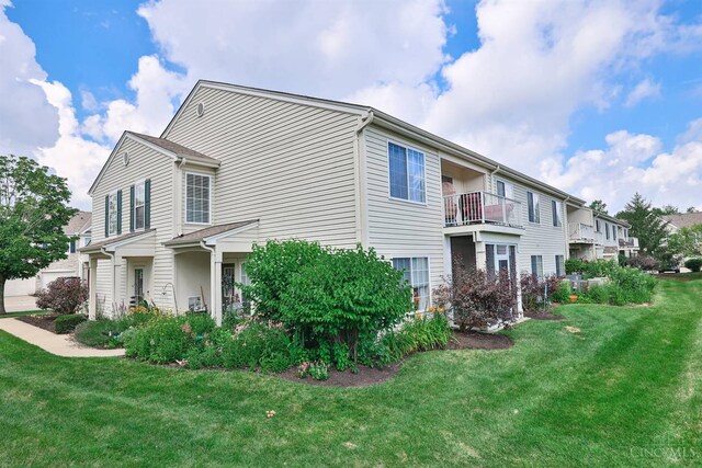 4282 Hickory Park Ln, Batavia Twp, OH 45103 - view of side of home with a lawn