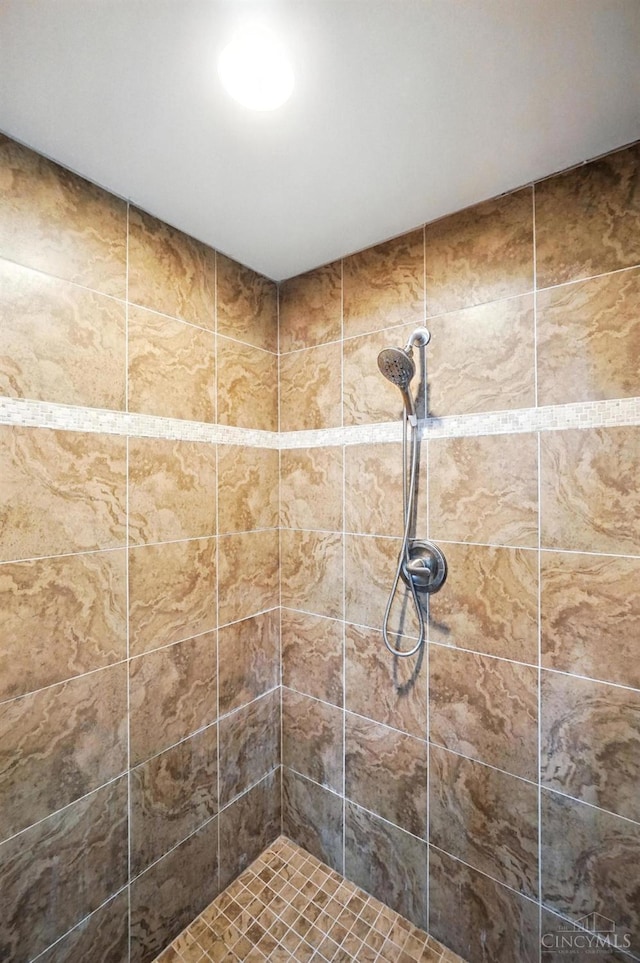 8135 Faller Rd, Hamilton Twp, OH 45039 - full bathroom with a tile shower