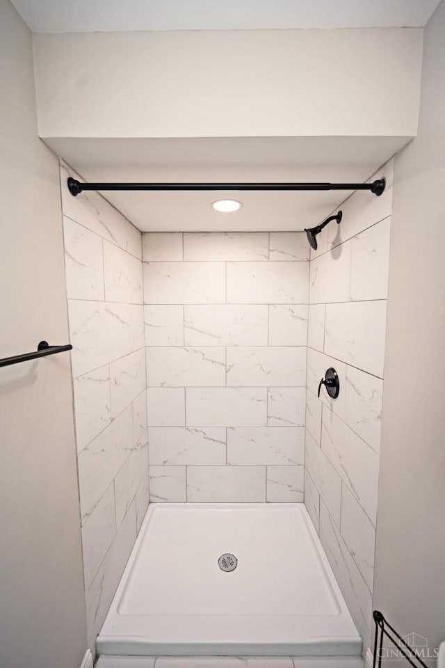 64 Craig Dr, Hamilton, OH 45013 - bathroom with tiled shower
