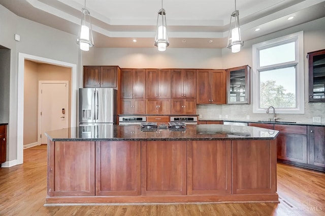 4994 Maxwell Dr, Mason, OH 45040 - kitchen with stainless steel appliances, decorative backsplash, light wood-style flooring, a spacious island, and recessed lighting