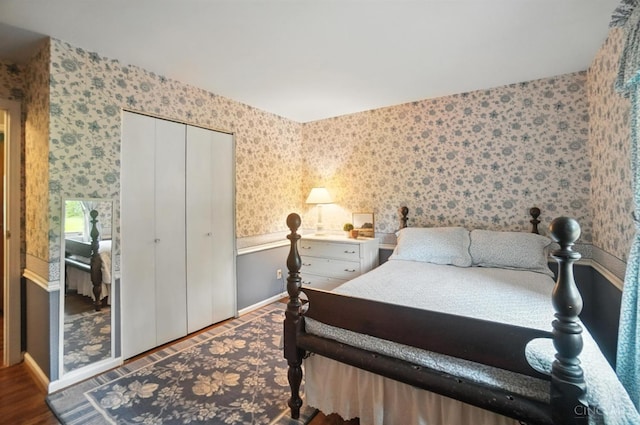 1092 Fox Run Rd, Miami Twp, OH 45150 - bedroom featuring wallpapered walls, wood finished floors, and a closet