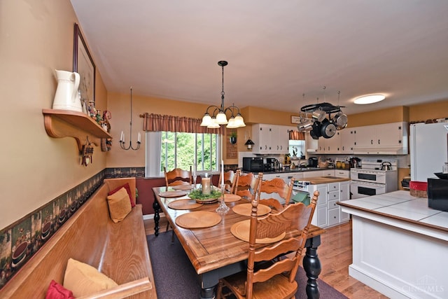 7423 View Place Dr, Springfield Twp, OH 45224 - dining room featuring a chandelier and light wood-style floors