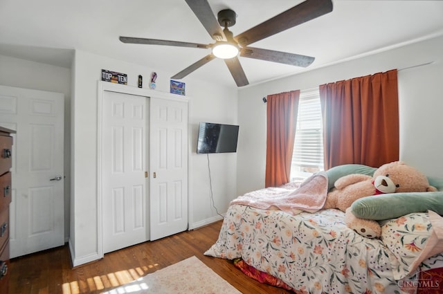 1643 Biscayne Dr, Saint Clair Twp, OH 45013 - bedroom with wood finished floors, a closet, and a ceiling fan