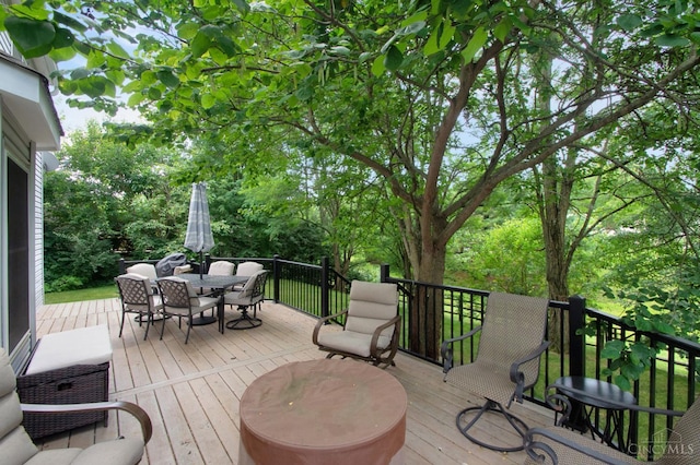 6711 Bayberry Ct, Hamilton Twp, OH 45039 - deck with outdoor dining space