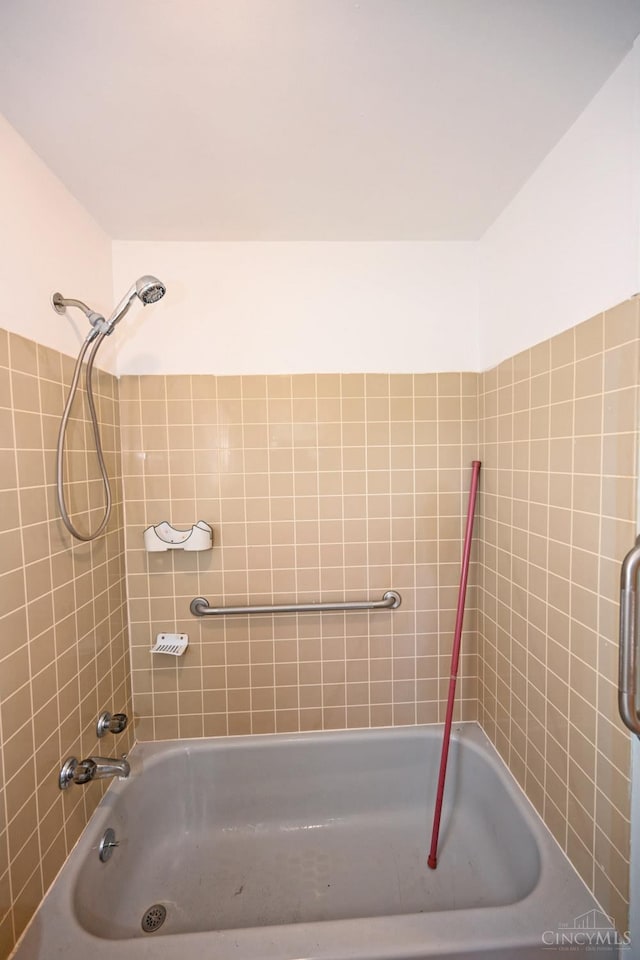 1319 Jefferson Ave, Reading, OH 45215 - full bathroom featuring washtub / shower combination