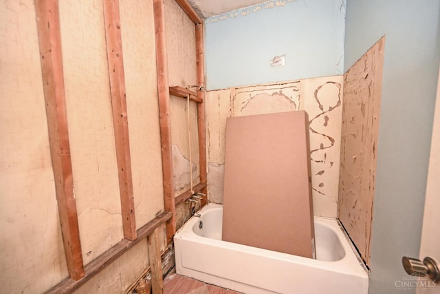 1319 Jefferson Ave, Reading, OH 45215 - full bath with a tub to relax in