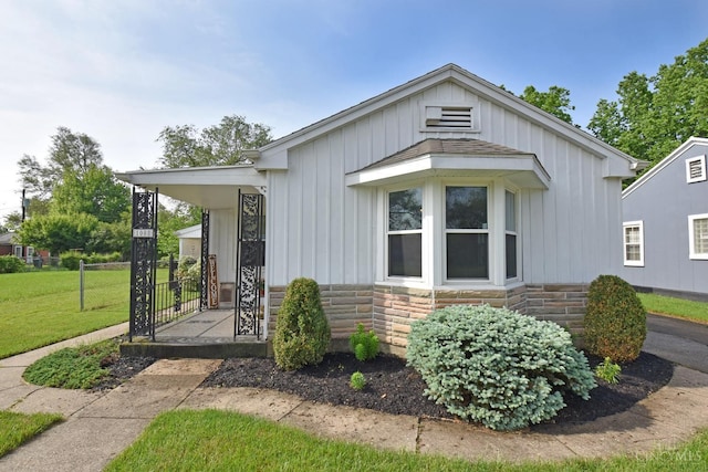 1008 Garden Ave, Middletown, OH 45044 - view of front of property featuring stone siding and board and batten siding