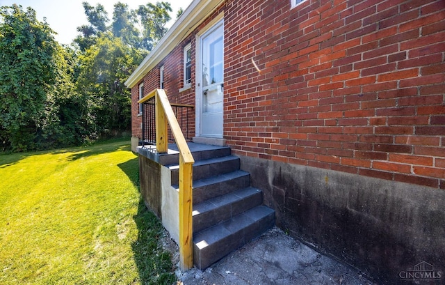 7866 Stillwell Rd, Cincinnati, OH 45237 - entrance to property featuring a yard and brick siding