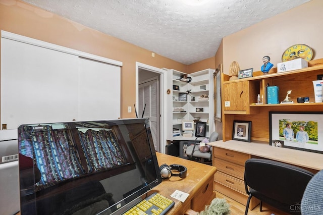 600 Kathryn Dr, Wilmington, OH 45177 - office featuring a textured ceiling and light wood-style floors