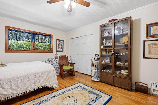 600 Kathryn Dr, Wilmington, OH 45177 - bedroom featuring light wood-style floors, crown molding, ceiling fan, and a closet