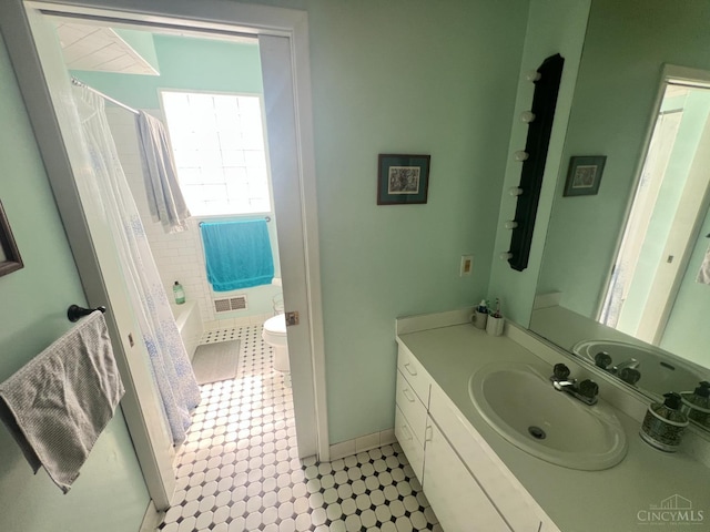 2464 Fairview Ave, Cincinnati, OH 45219 - full bath featuring vanity and shower / bath combination with curtain