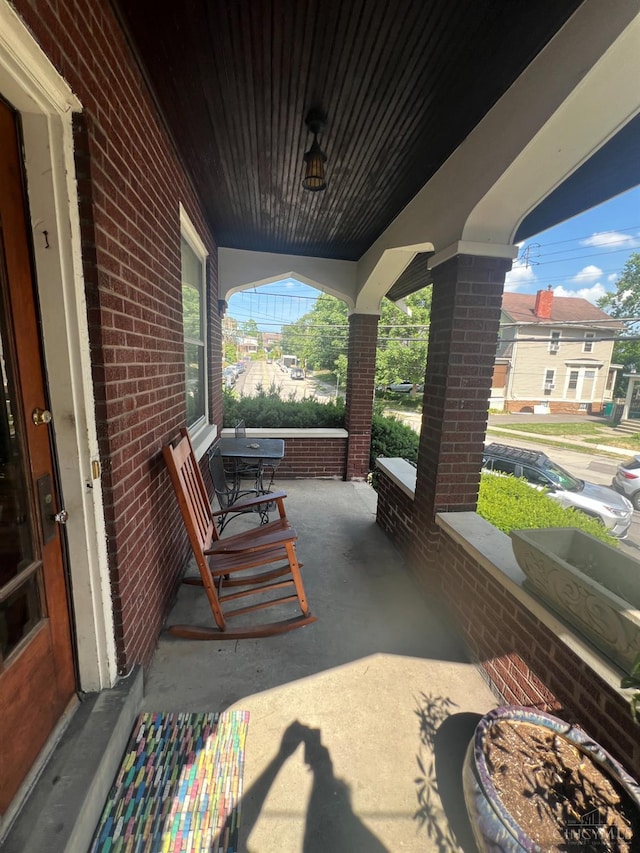 2464 Fairview Ave, Cincinnati, OH 45219 - view of covered porch