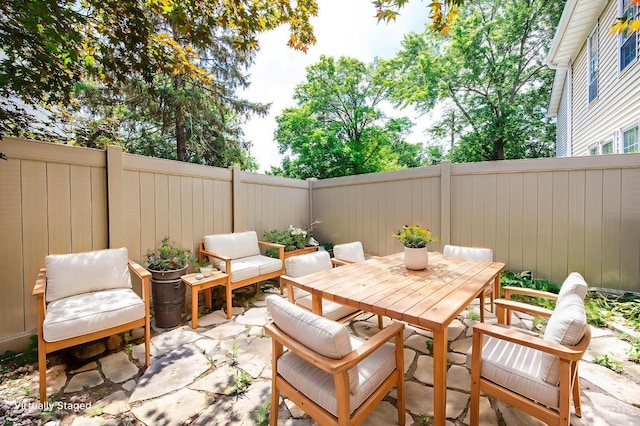 10854 Ponds Ln Unit 8, Sycamore Twp, OH 45242 - fenced backyard with a patio and outdoor dining area