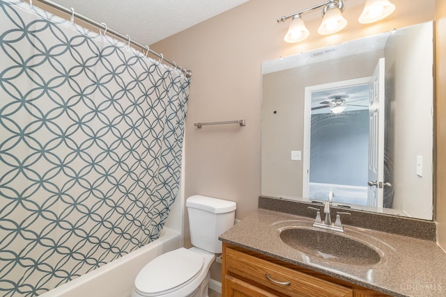 2033 Jackson Ln, Middletown, OH 45044 - full bath featuring shower / tub combo and vanity