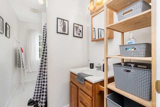 11818 Cloverlick Rd, Bethel, OH 45106 - full bath featuring vanity and baseboards