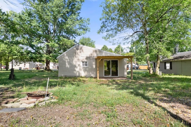 340 N E St, Bethel, OH 45106 - rear view of property featuring a lawn