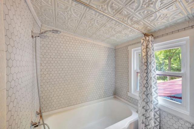799 Millville Oxford Rd, Hamilton, OH 45013 - bathroom featuring a bathtub and an ornate ceiling