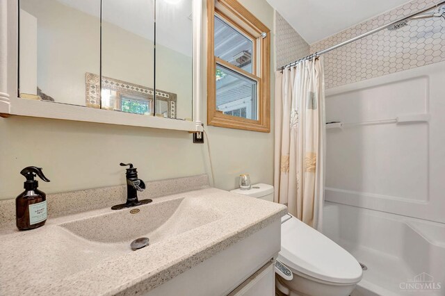 799 Millville Oxford Rd, Hamilton, OH 45013 - bathroom with a shower with curtain and vanity