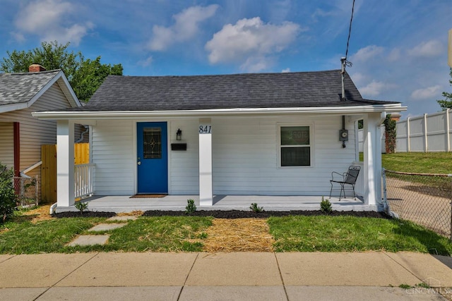 841 Willow Ave, Hamilton, OH 45013 - bungalow-style home with a porch and roof with shingles