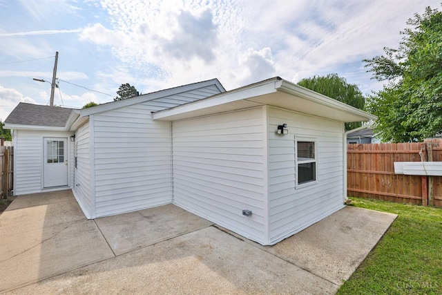 841 Willow Ave, Hamilton, OH 45013 - view of side of home with a patio area