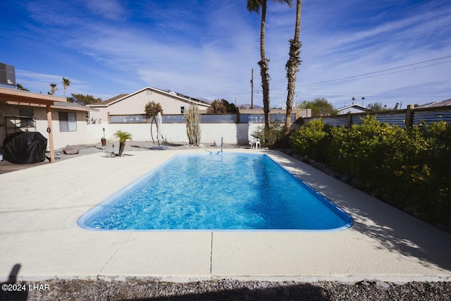 view of swimming pool