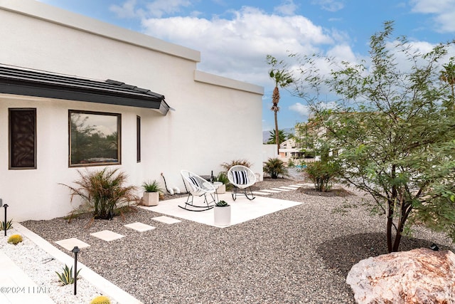 view of yard featuring a patio