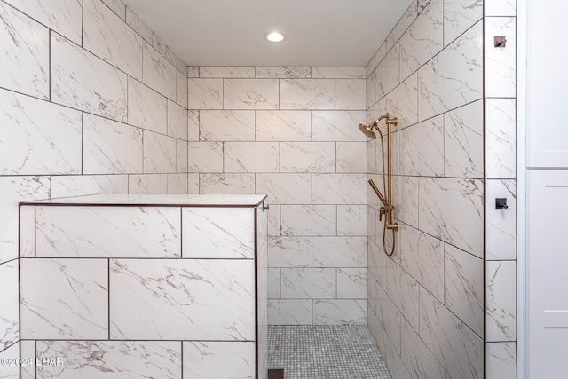 full bath featuring recessed lighting and a tile shower