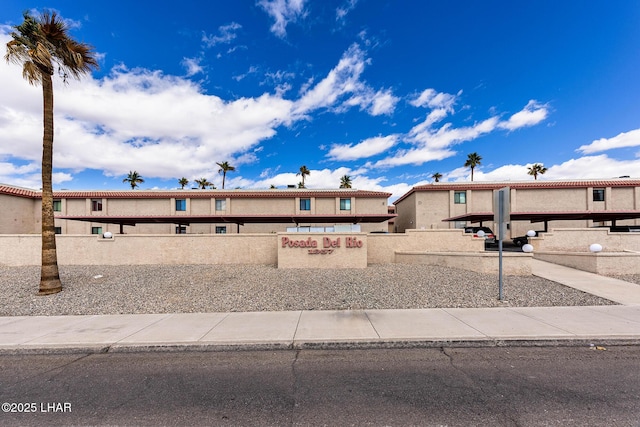 manufactured / mobile home featuring fence