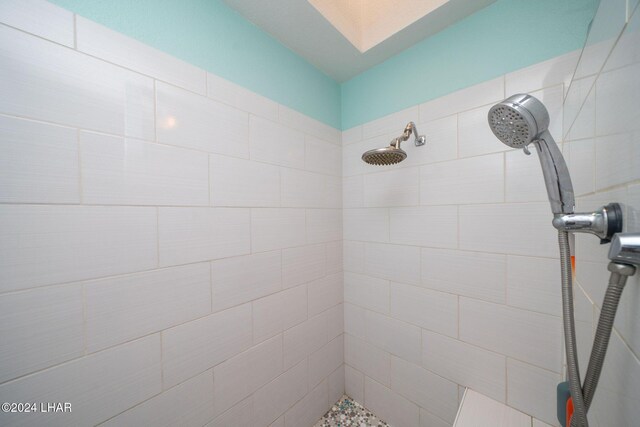 bathroom featuring a tile shower