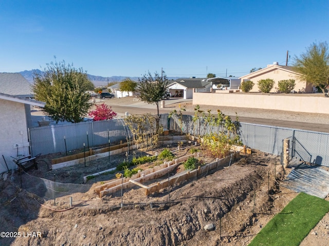 view of yard featuring a mountain view