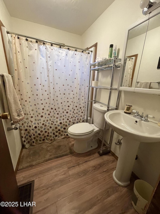 7681 E Robin Hood Rd, Williams, AZ 86046 - bathroom featuring wood finished floors and a shower with curtain