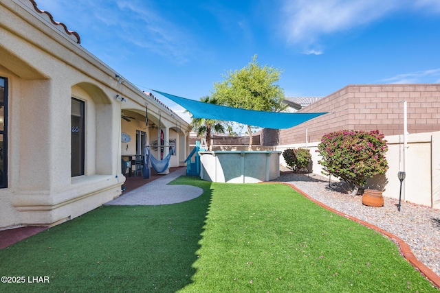 2620 Via Palma, Lake Havasu City, AZ 86406 - fenced backyard featuring a ceiling fan and a patio
