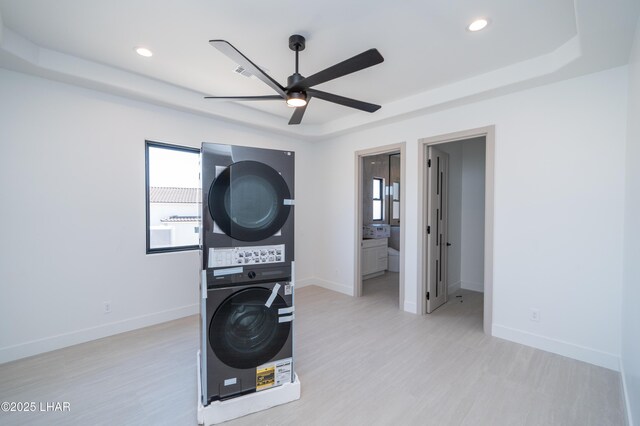 6724 Corte De Los Bueyes, Lake Havasu City, AZ 86404 - exercise area featuring estacked washer and dryer, a ceiling fan, a tray ceiling, light wood-style flooring, and recessed lighting
