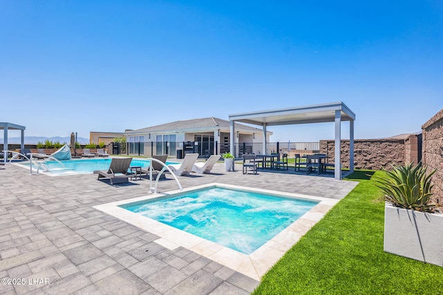 4801 N Diana Ave, Lake Havasu City, AZ 86404 - community pool with a community hot tub and a patio