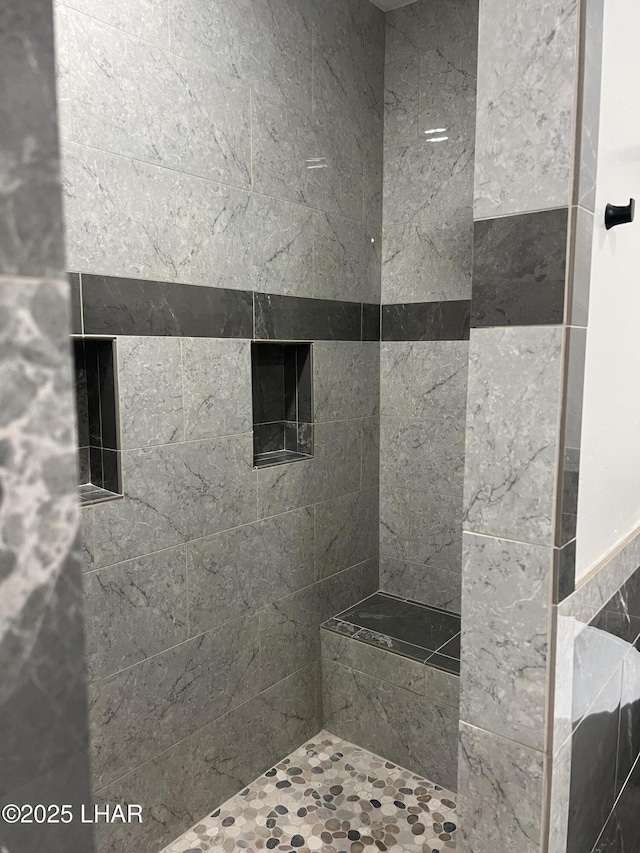 full bath featuring tiled shower