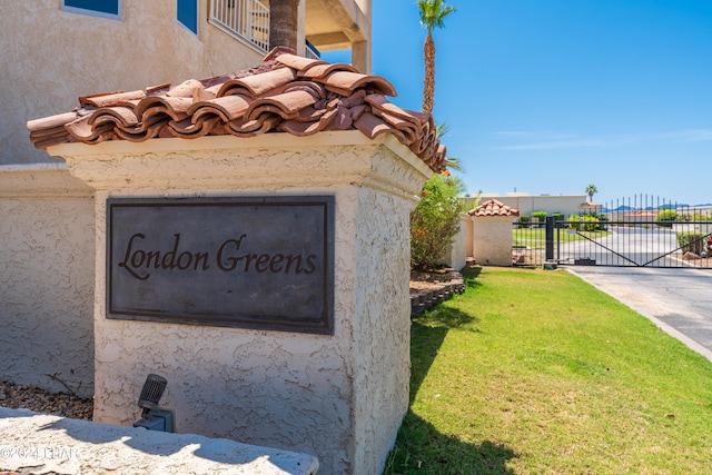 community sign with a lawn