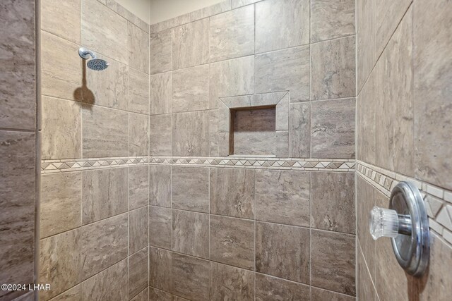 room details featuring tiled shower