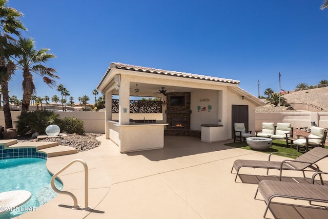 2008 Martinique Dr, Lake Havasu City, AZ 86406 - fenced backyard featuring a patio, an outdoor living space, and a ceiling fan