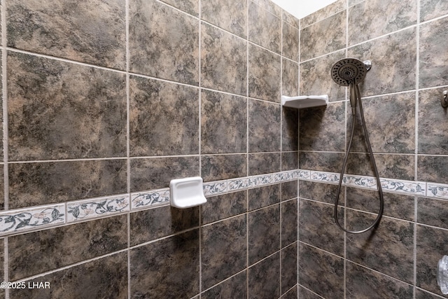 details featuring tiled shower