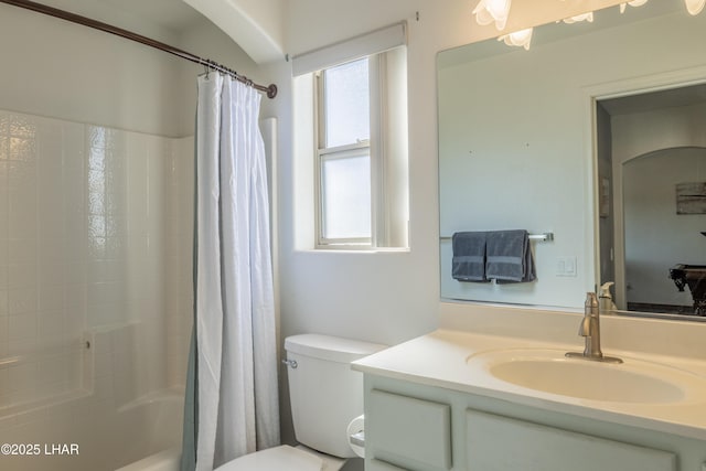 bathroom with shower / tub combo with curtain, vanity, and toilet